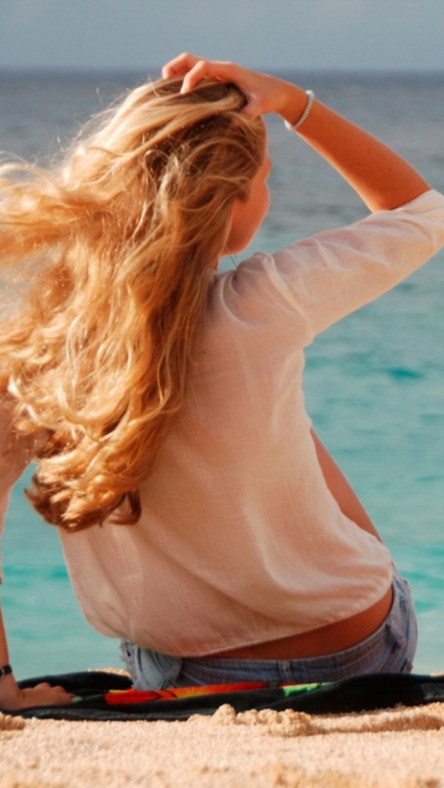 Sfondi Blonde Girl At Beach 640x1136