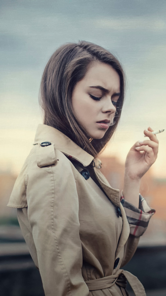 Das Smoking Girl Wallpaper 640x1136
