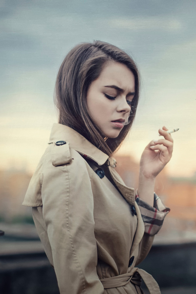 Das Smoking Girl Wallpaper 640x960