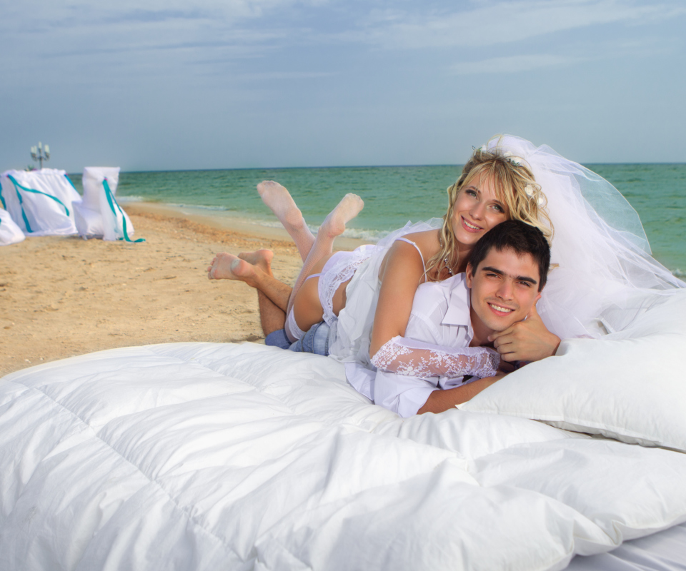 Das Just Married On Beach Wallpaper 960x800