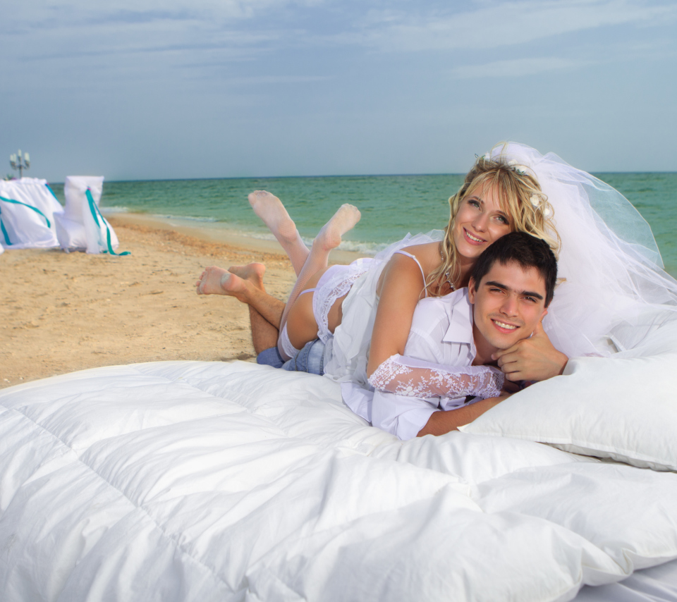 Das Just Married On Beach Wallpaper 960x854