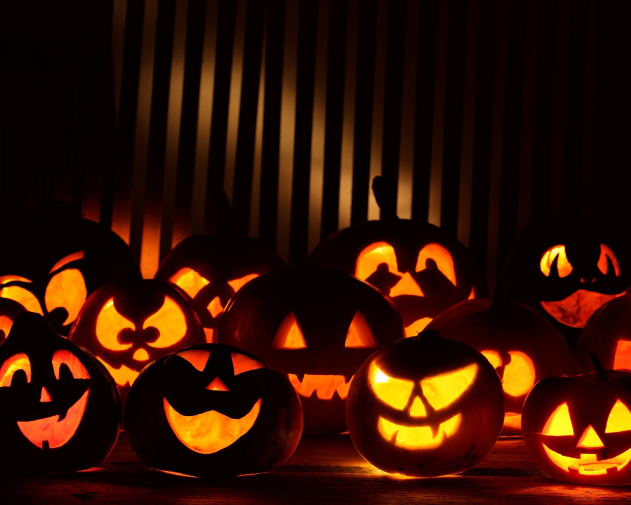 Das Halloween Pumpkins In The Dark Wallpaper 1280x1024