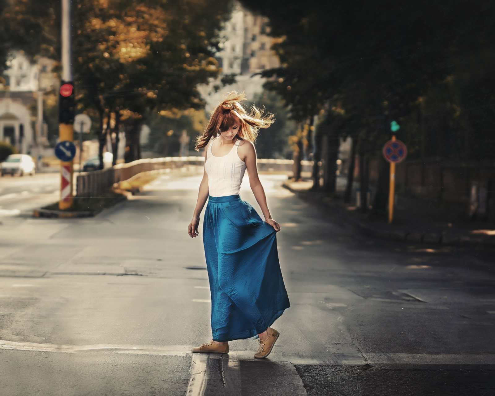 Fondo de pantalla Girl In Long Blue Skirt On Street 1600x1280