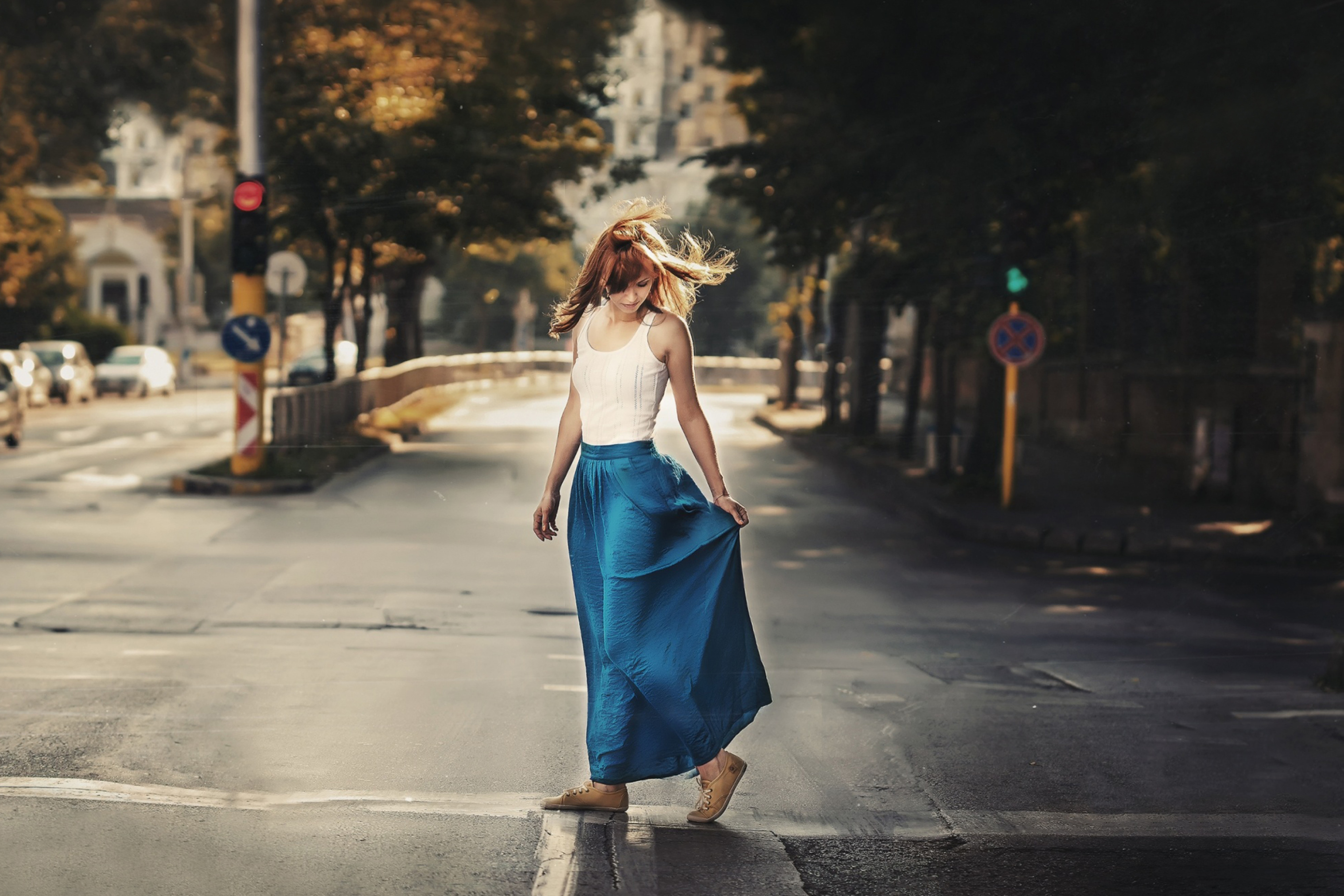 Обои Girl In Long Blue Skirt On Street 2880x1920