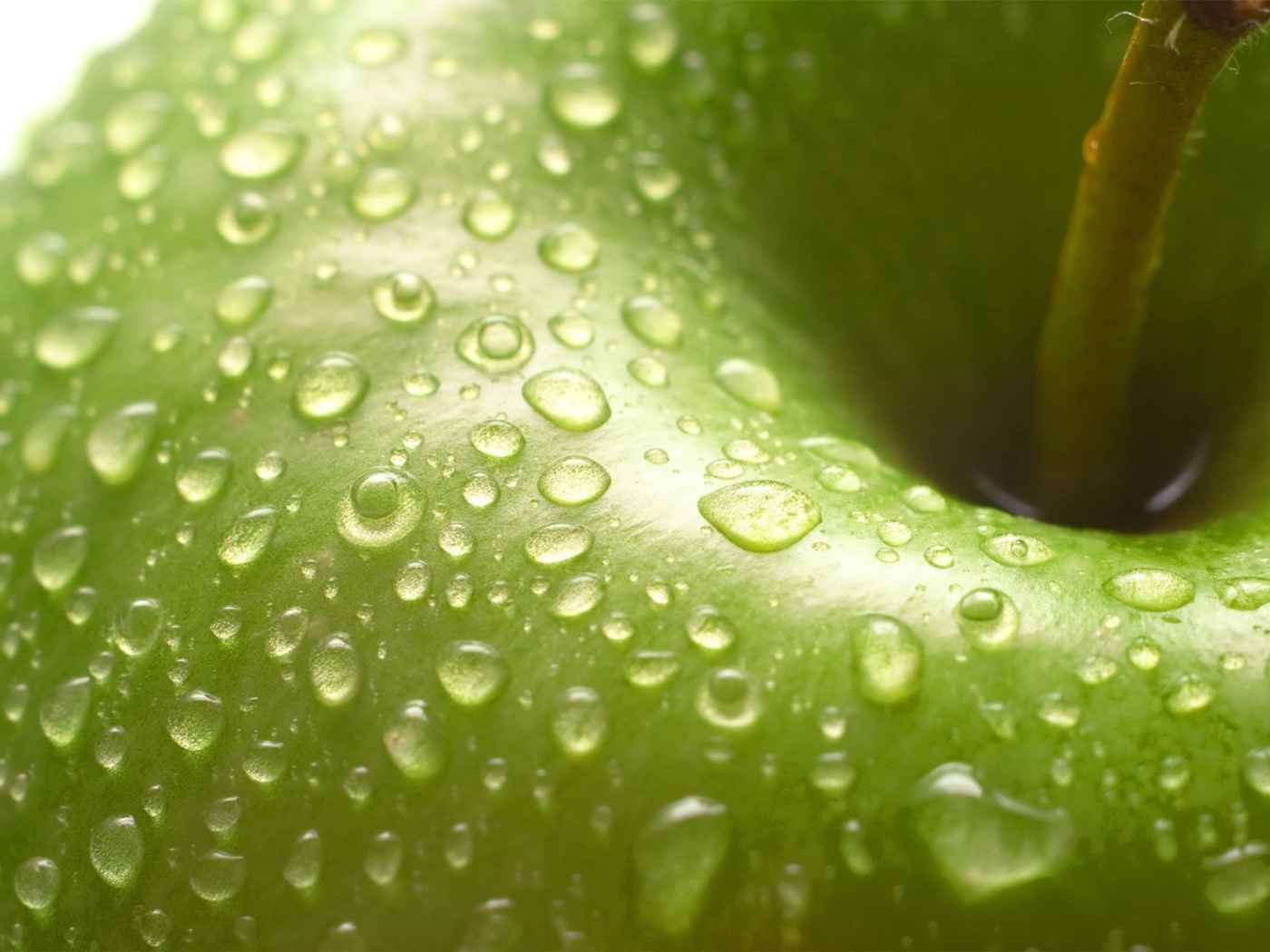 Water Drops On Green Apple wallpaper 1400x1050