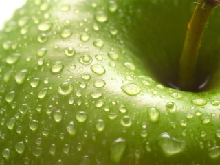 Das Water Drops On Green Apple Wallpaper 320x240