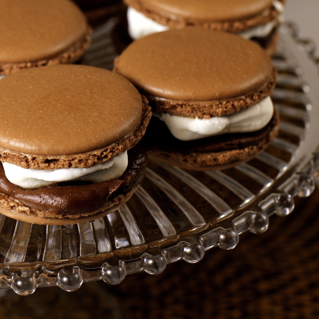 Fondo de pantalla Chocolate And Cream Macarons 1024x1024