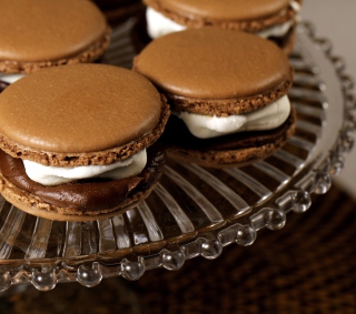 Обои Chocolate And Cream Macarons на 1024x1024