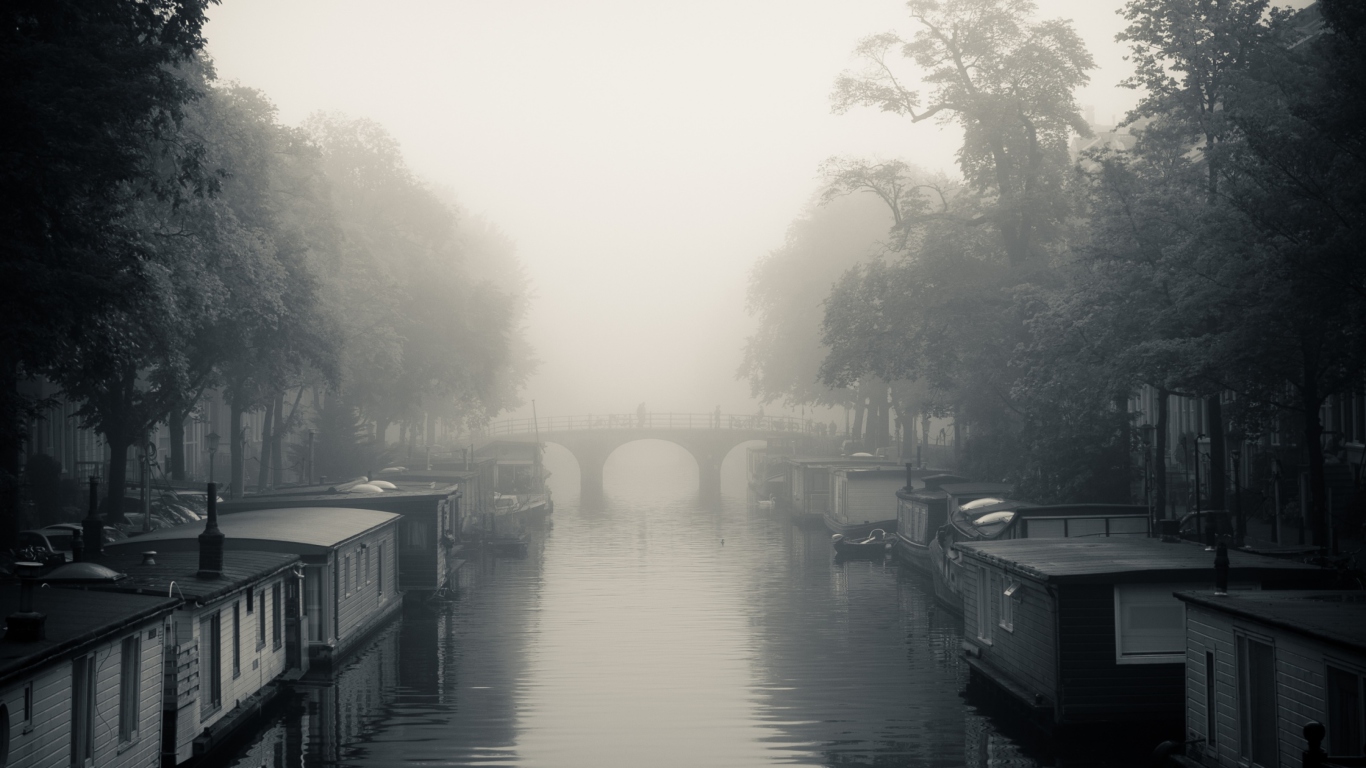 Sfondi Misty Autumn In Amsterdam 1366x768
