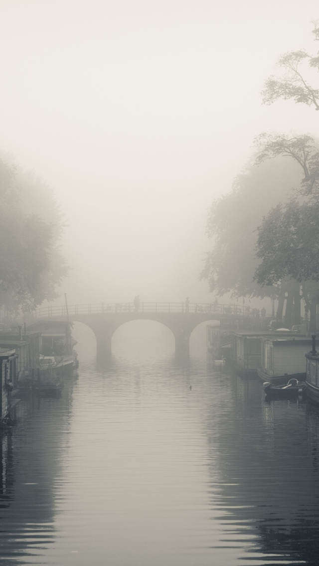 Das Misty Autumn In Amsterdam Wallpaper 640x1136