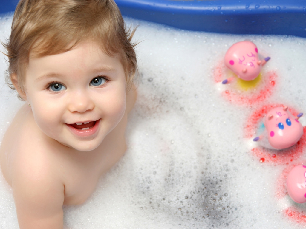 Das Cute Baby Taking Bath Wallpaper 1024x768