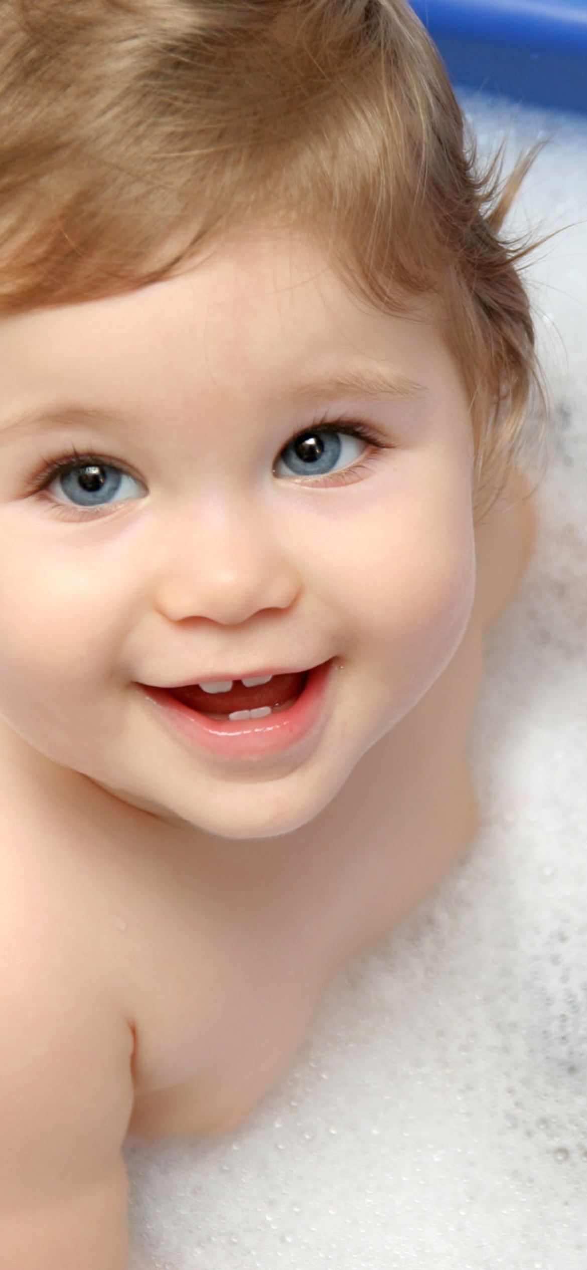 Fondo de pantalla Cute Baby Taking Bath 1170x2532