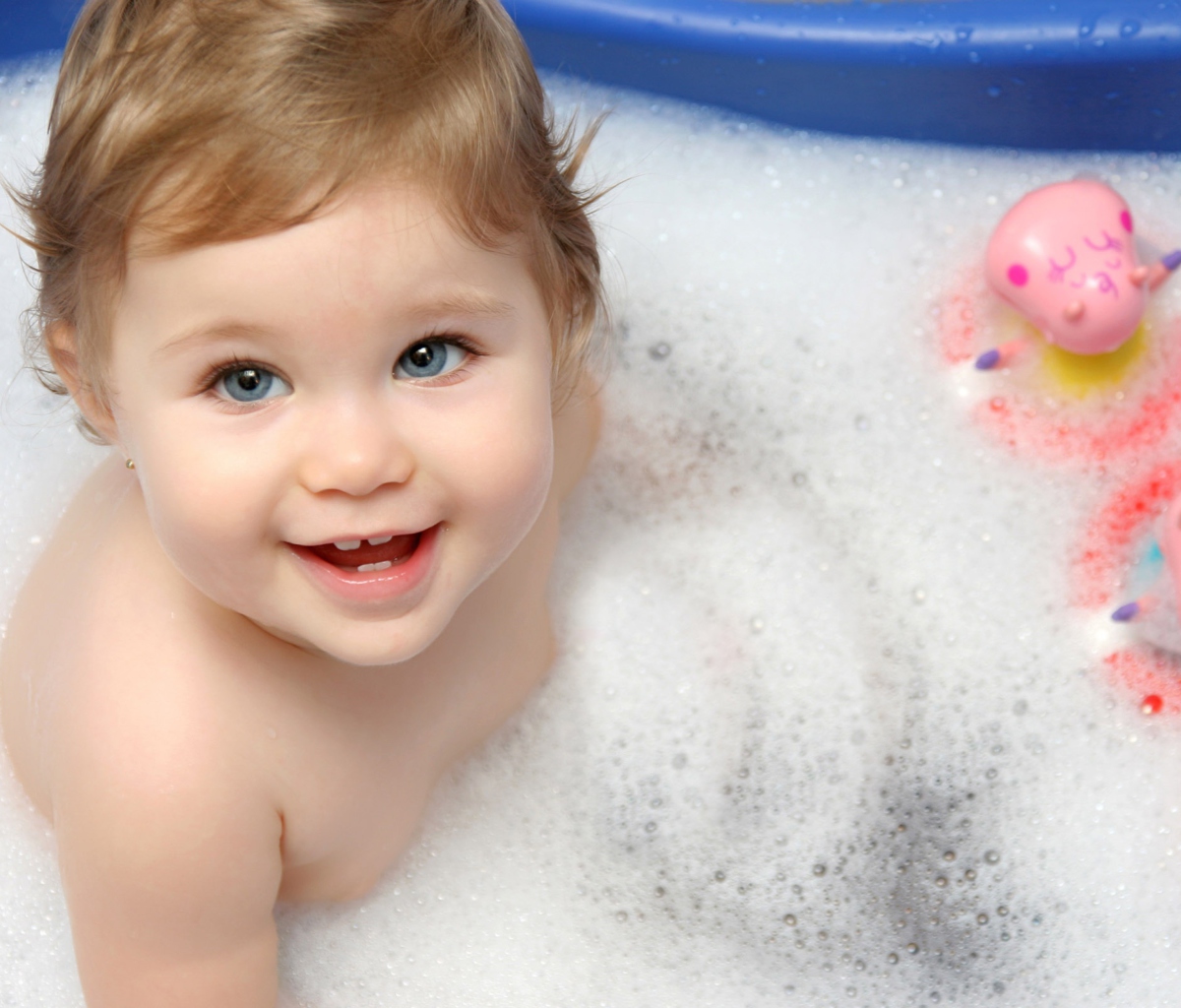 Das Cute Baby Taking Bath Wallpaper 1200x1024