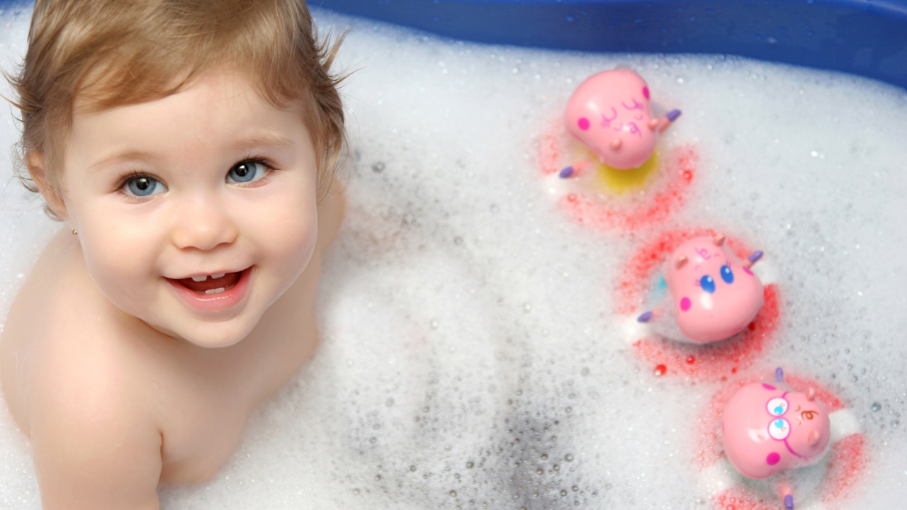 Sfondi Cute Baby Taking Bath 1280x720