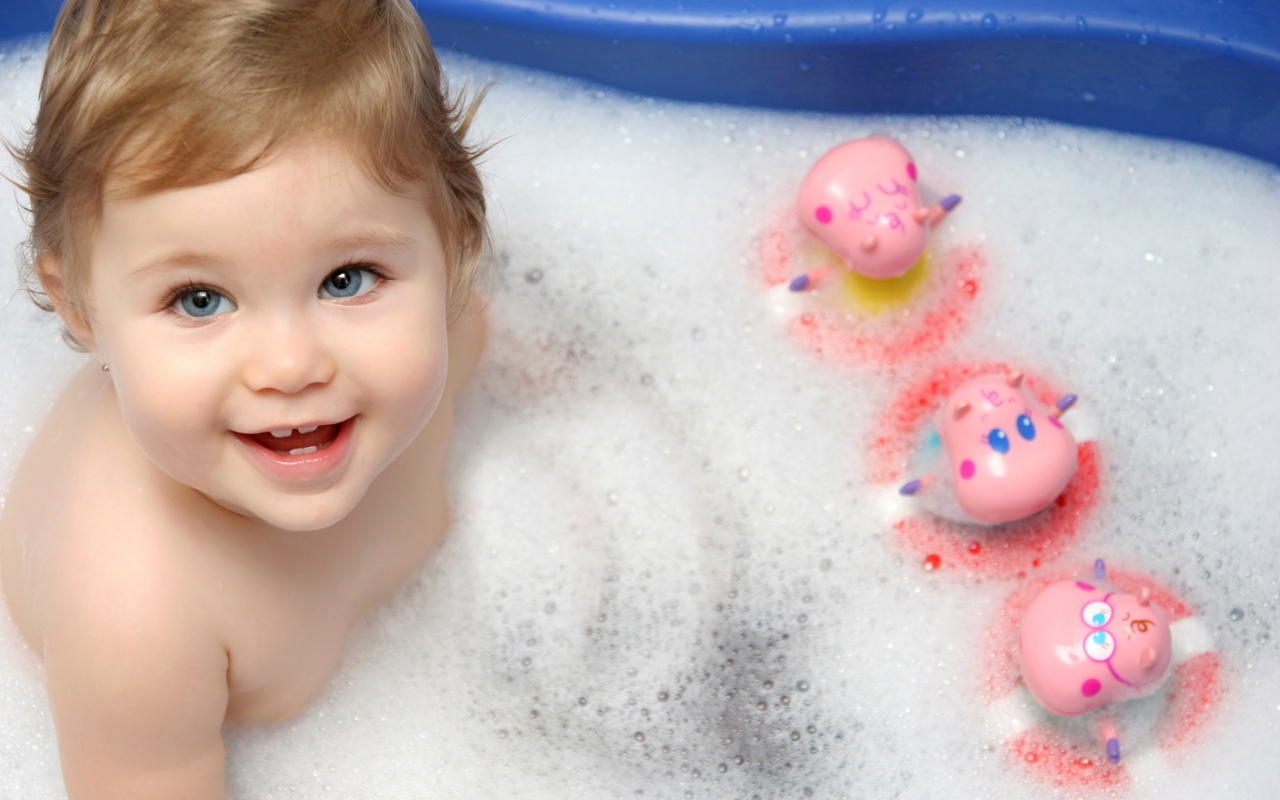 Cute Baby Taking Bath wallpaper 1280x800