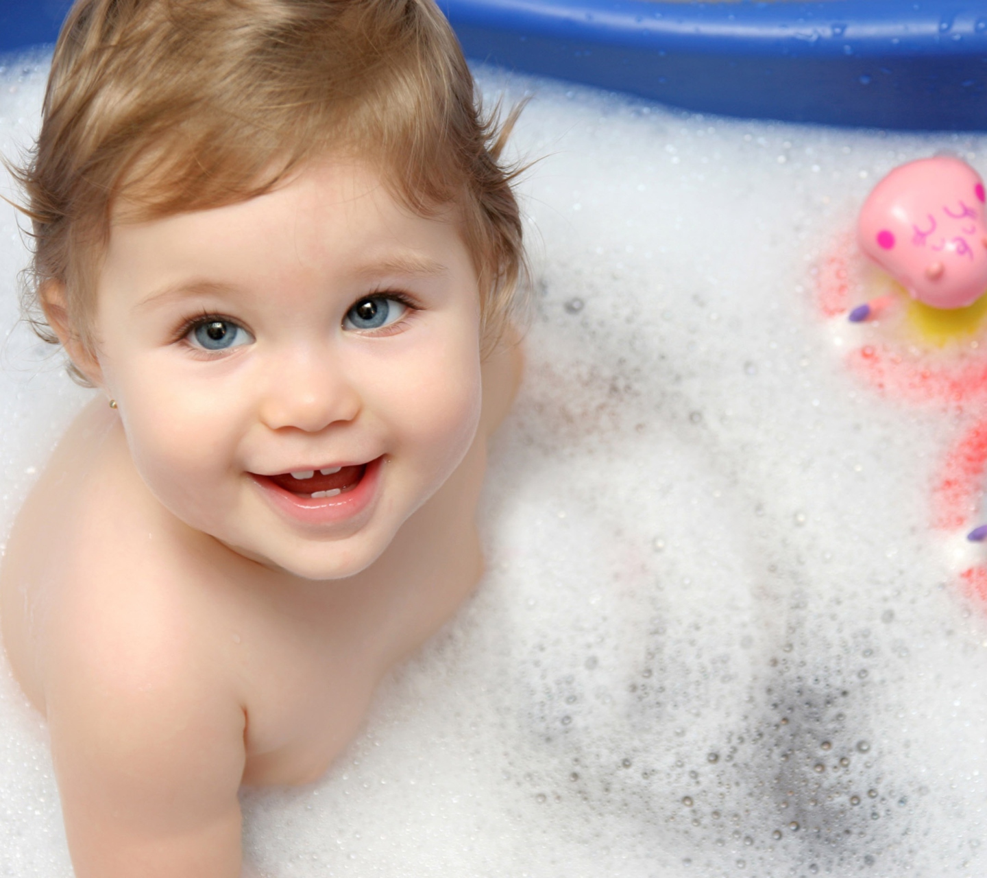 Das Cute Baby Taking Bath Wallpaper 1440x1280