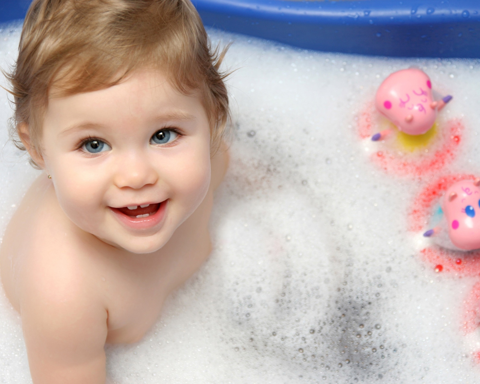 Das Cute Baby Taking Bath Wallpaper 1600x1280