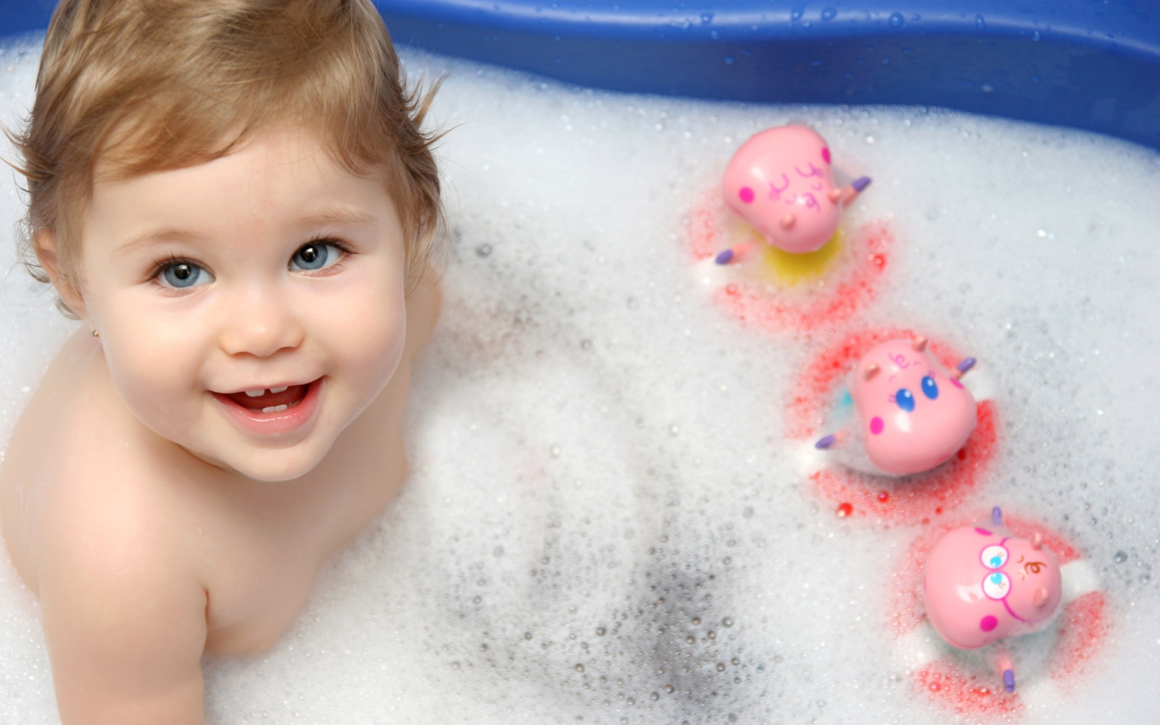 Sfondi Cute Baby Taking Bath 1680x1050