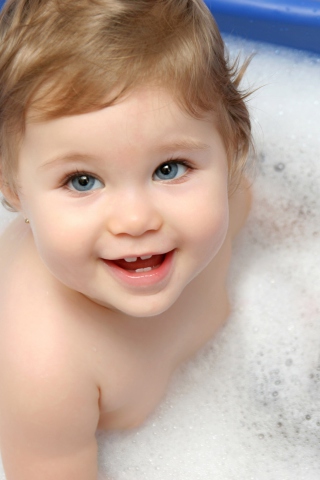 Sfondi Cute Baby Taking Bath 320x480