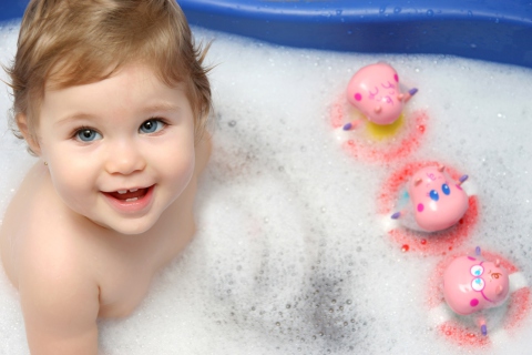 Sfondi Cute Baby Taking Bath 480x320