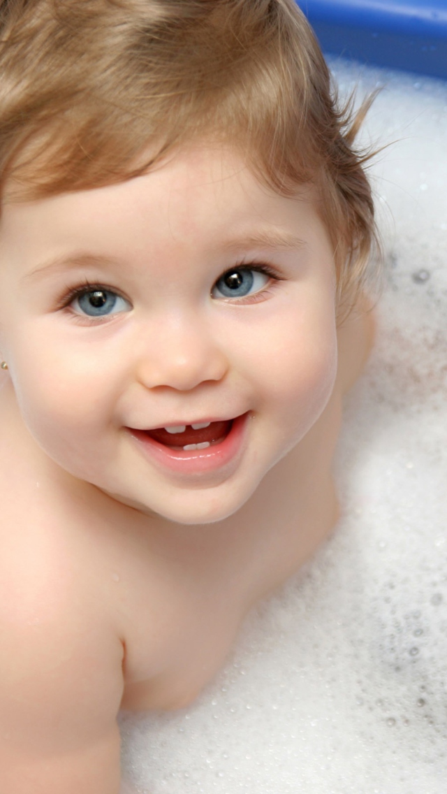 Обои Cute Baby Taking Bath 640x1136