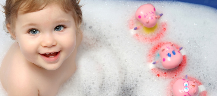 Screenshot №1 pro téma Cute Baby Taking Bath 720x320