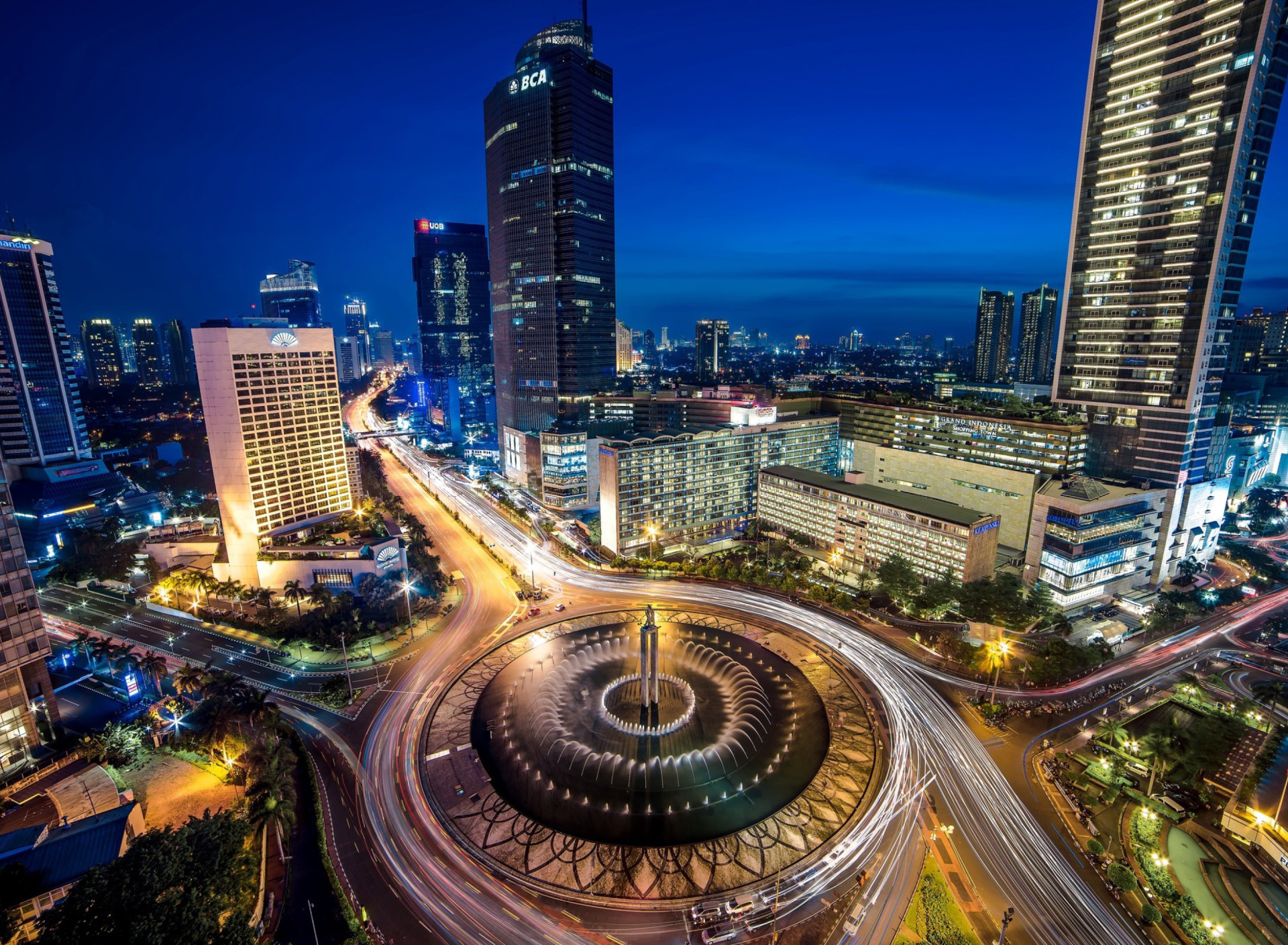 Обои Bundaran Hotel Indonesia near Selamat Datang Monument 1920x1408