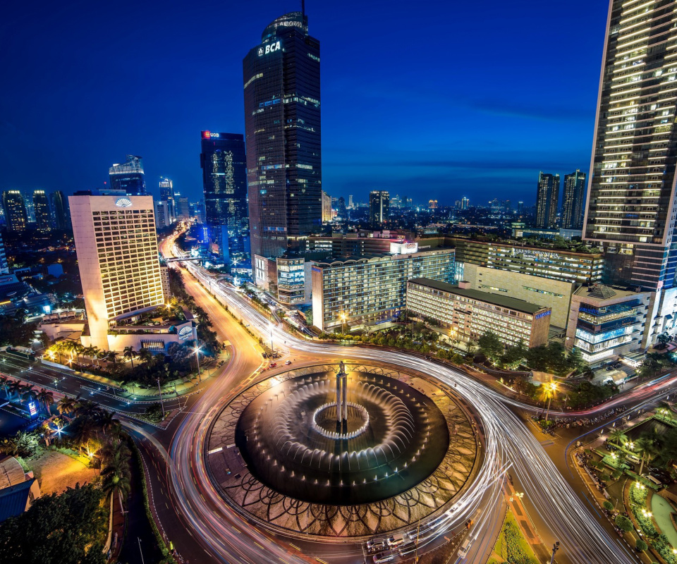 Das Bundaran Hotel Indonesia near Selamat Datang Monument Wallpaper 960x800