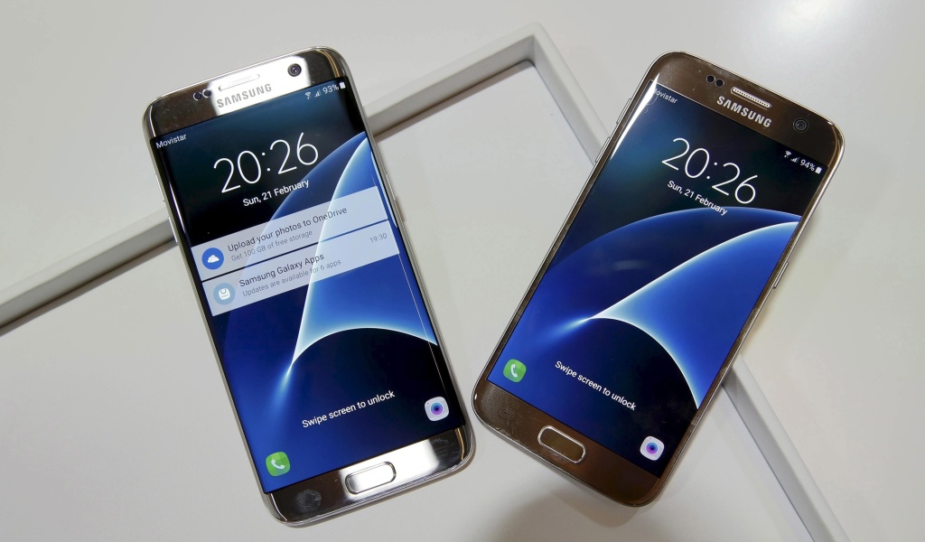 Обои Samsung Galaxy S7 Edge vs Samsung Galaxy J7 1024x600