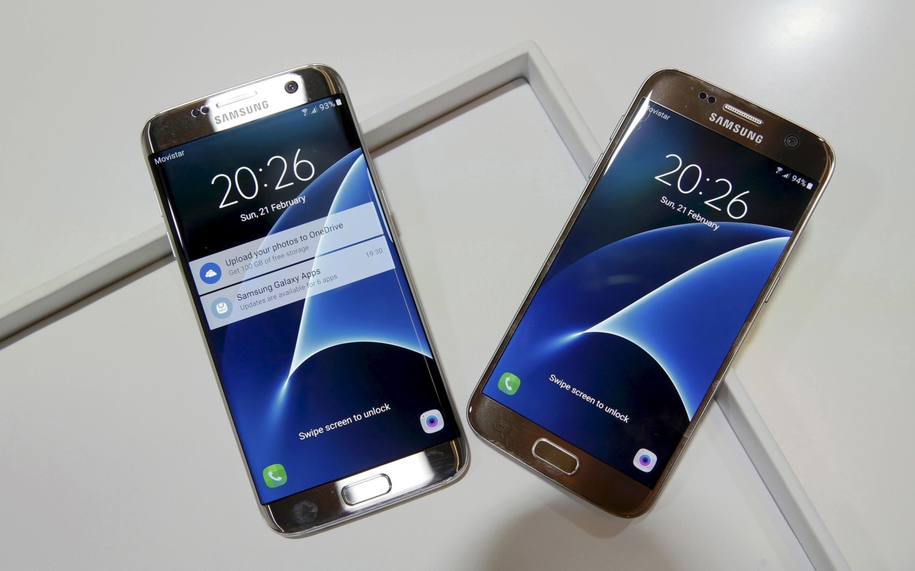 Sfondi Samsung Galaxy S7 Edge vs Samsung Galaxy J7 1280x800