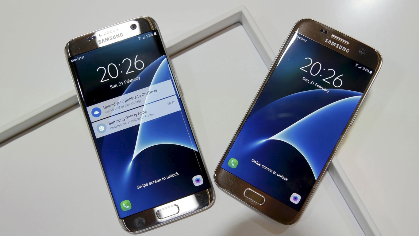 Sfondi Samsung Galaxy S7 Edge vs Samsung Galaxy J7 1366x768