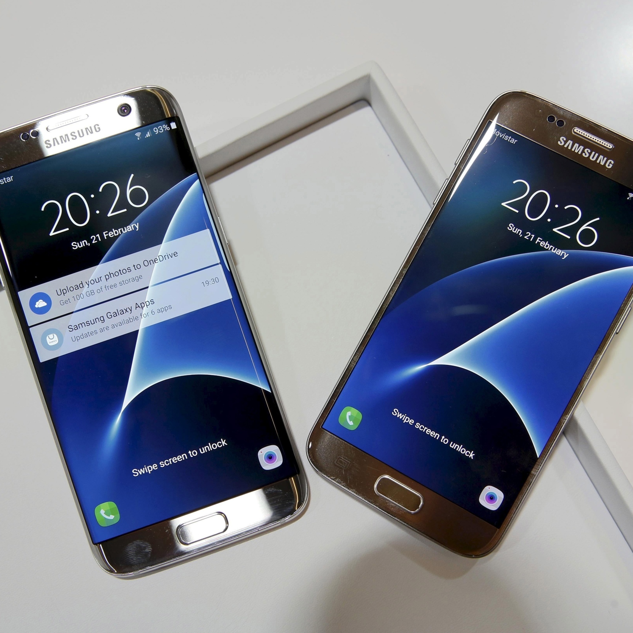 Обои Samsung Galaxy S7 Edge vs Samsung Galaxy J7 2048x2048
