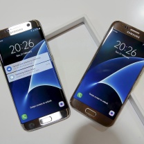 Обои Samsung Galaxy S7 Edge vs Samsung Galaxy J7 208x208