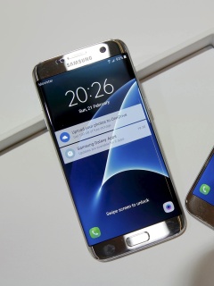 Обои Samsung Galaxy S7 Edge vs Samsung Galaxy J7 240x320