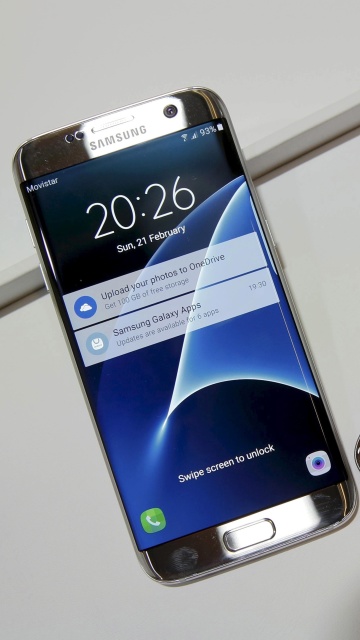 Обои Samsung Galaxy S7 Edge vs Samsung Galaxy J7 360x640