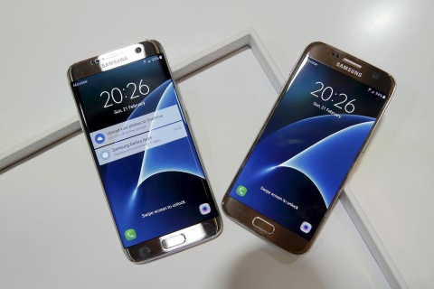 Обои Samsung Galaxy S7 Edge vs Samsung Galaxy J7 480x320
