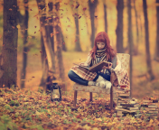 Screenshot №1 pro téma Girl Reading Old Books In Autumn Park 176x144