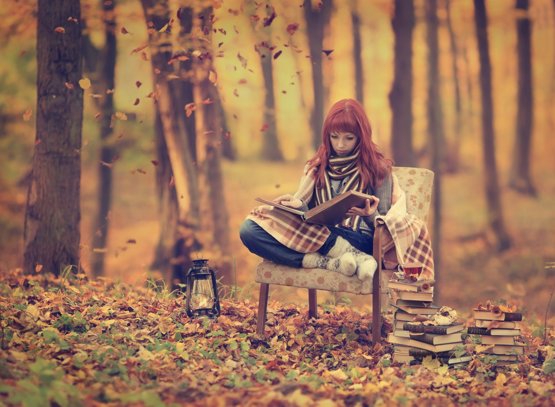 Fondo de pantalla Girl Reading Old Books In Autumn Park 1920x1408