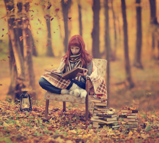 Girl Reading Old Books In Autumn Park sfondi gratuiti per 1024x1024