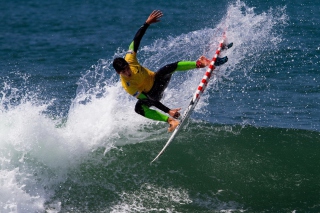Man Surfing sfondi gratuiti per cellulari Android, iPhone, iPad e desktop