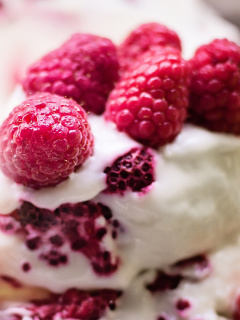 Das Raspberry Mousse Cake Wallpaper 240x320