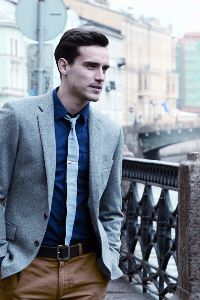 Das Well Dressed Male Model Wallpaper 640x960