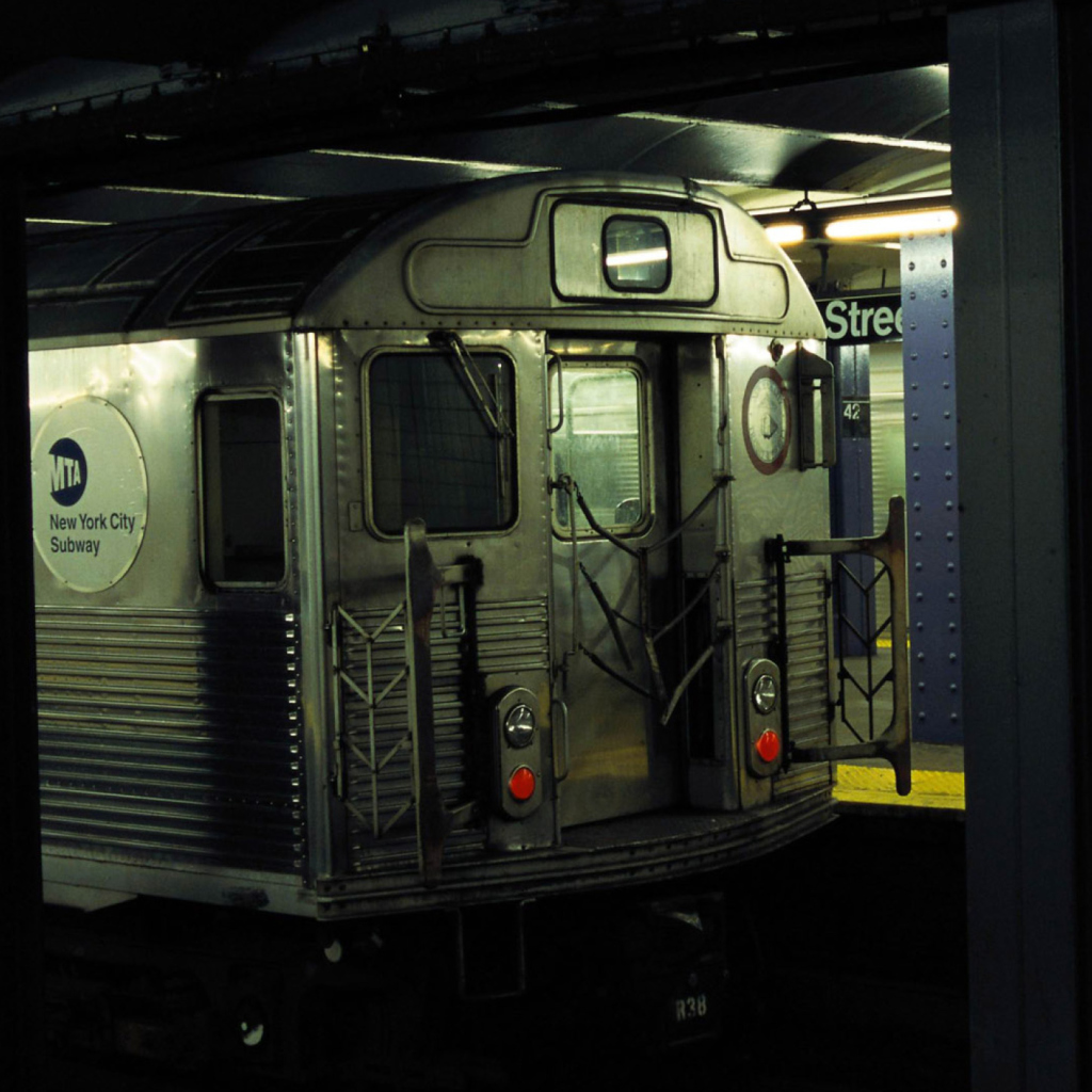 Обои Underground Train 1024x1024
