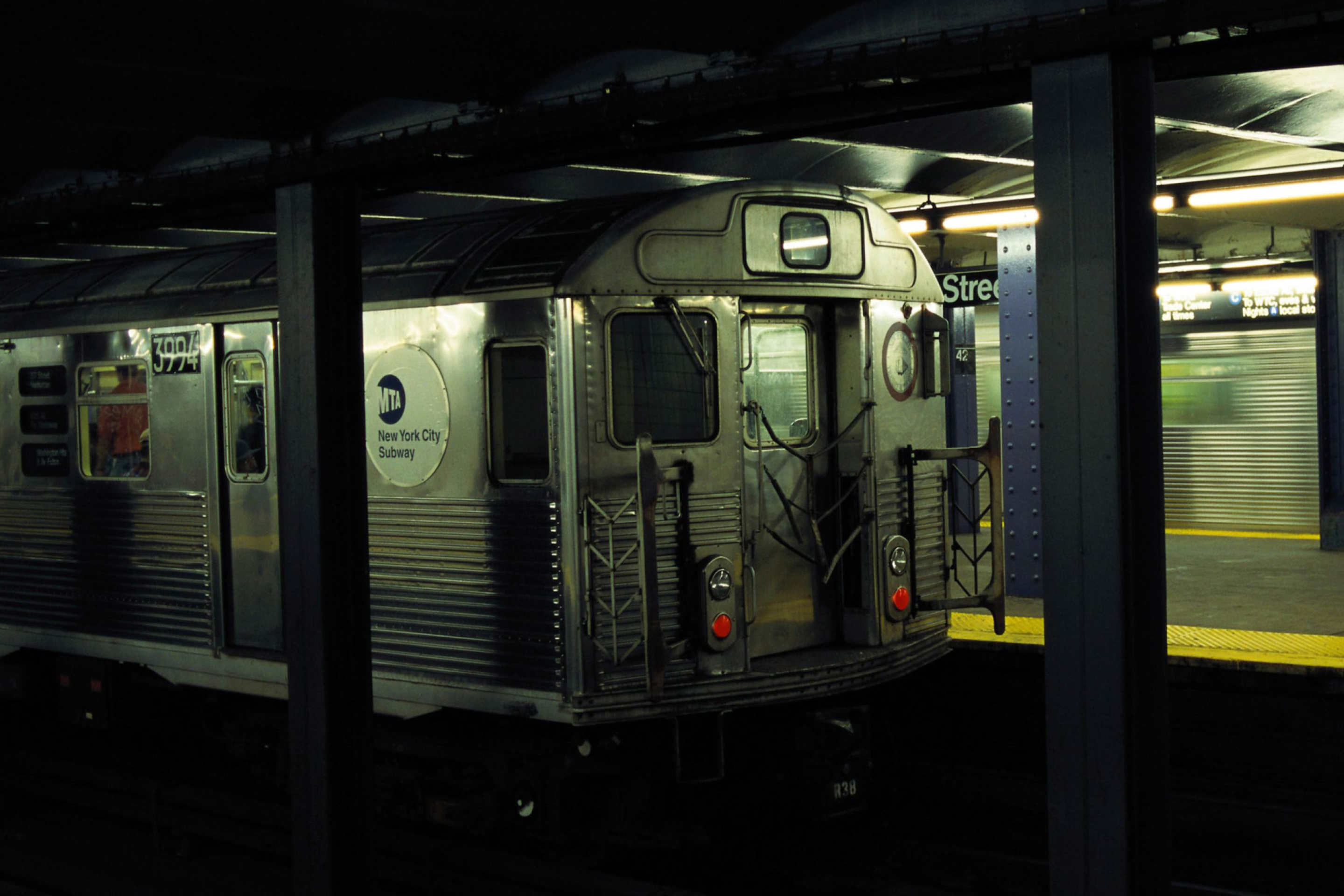Обои Underground Train 2880x1920