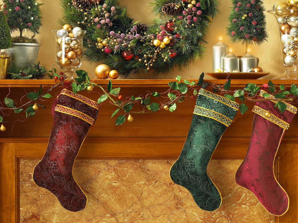 Das Christmas stocking on fireplace Wallpaper 1024x768