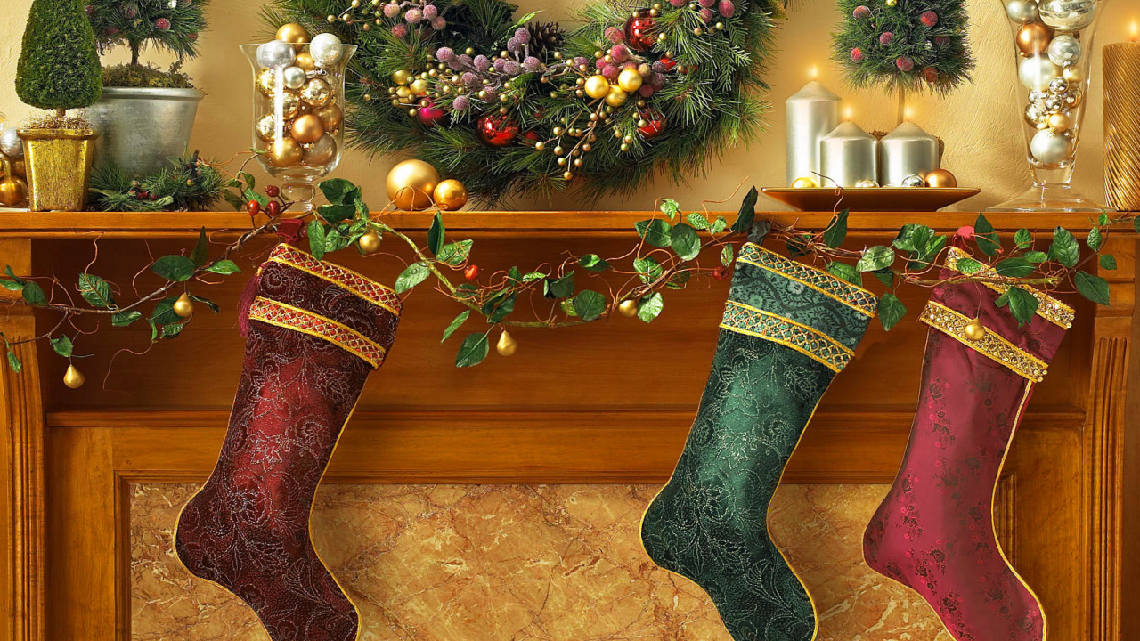 Das Christmas stocking on fireplace Wallpaper 1280x720