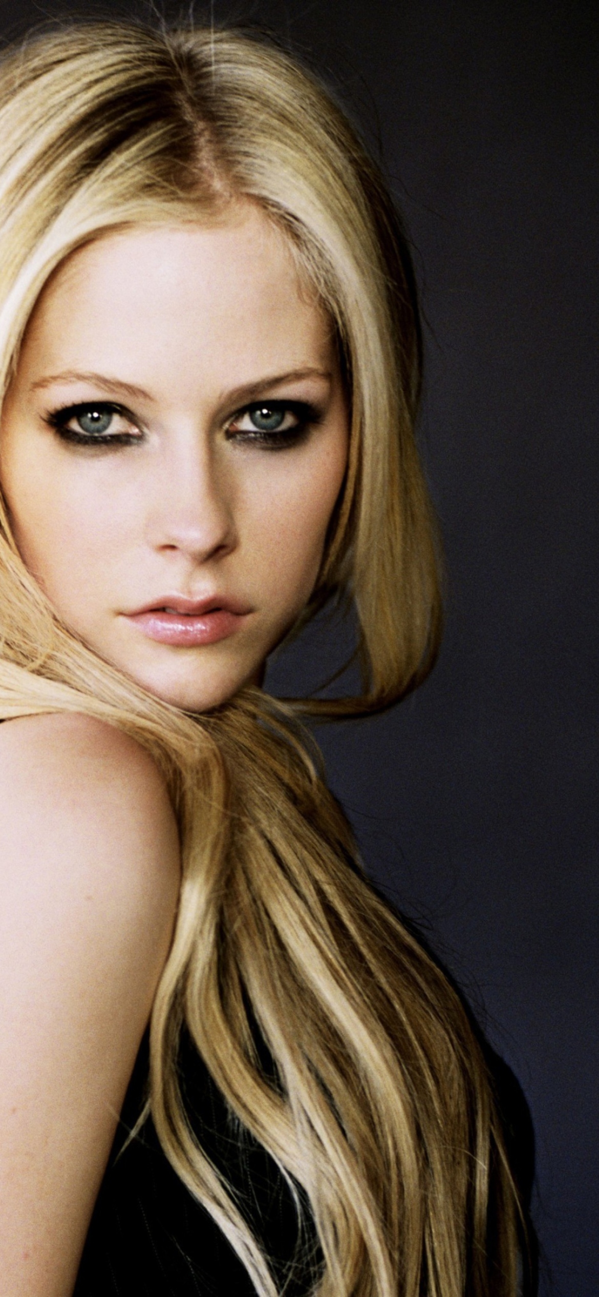 Обои Cute Blonde Avril Lavigne 1170x2532