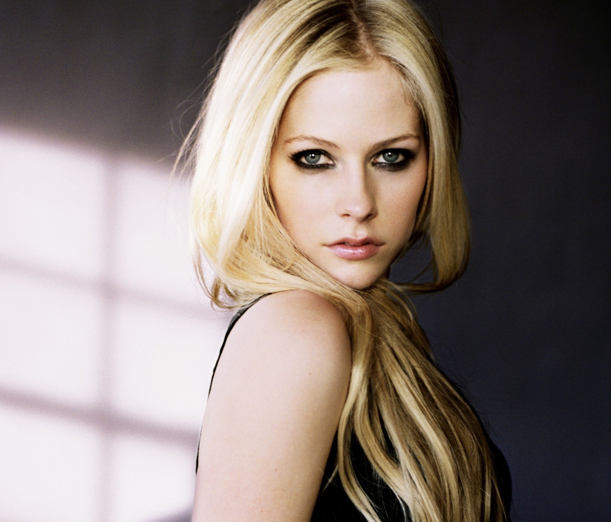 Cute Blonde Avril Lavigne wallpaper 1200x1024