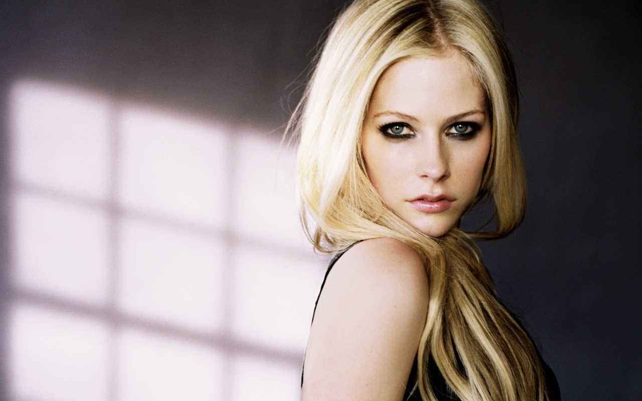 Cute Blonde Avril Lavigne screenshot #1 1280x800