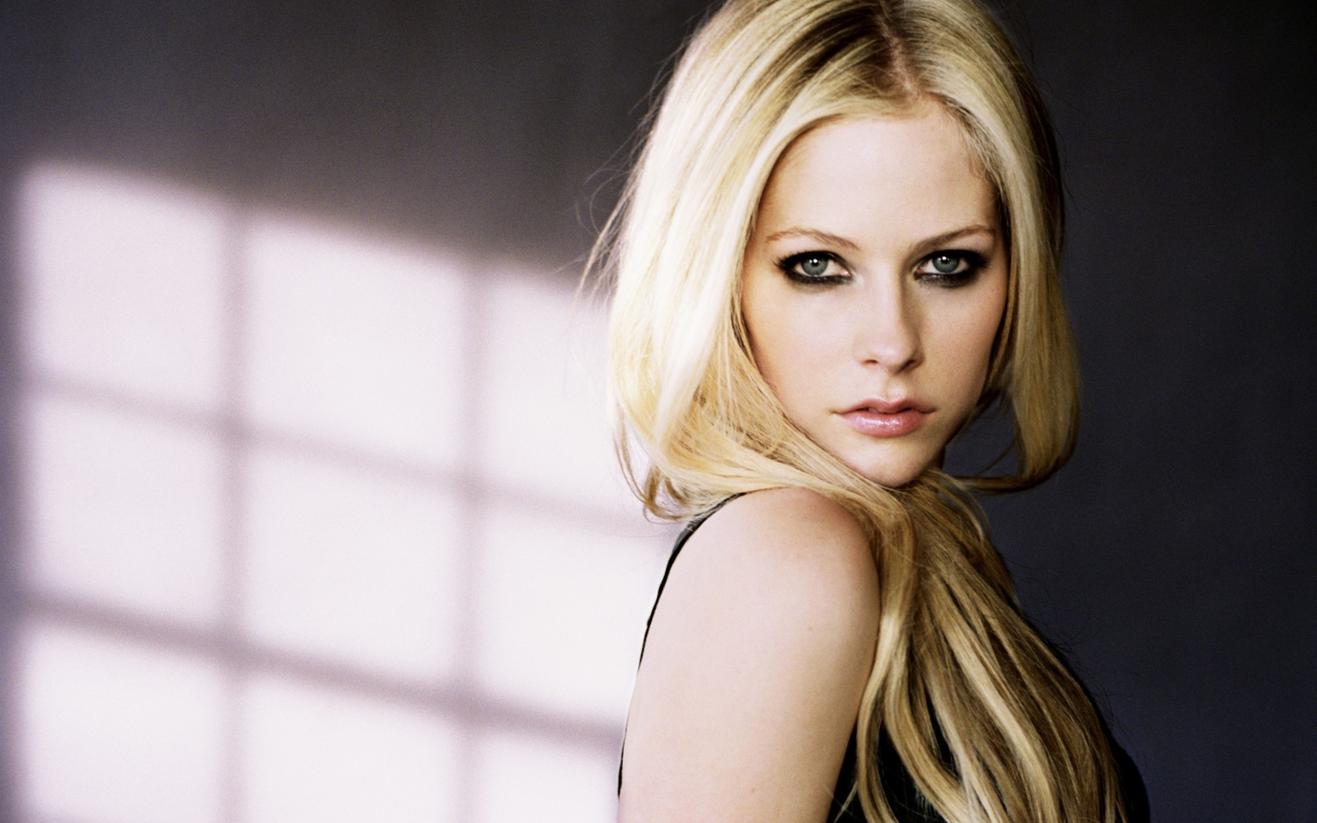 Cute Blonde Avril Lavigne wallpaper 1440x900